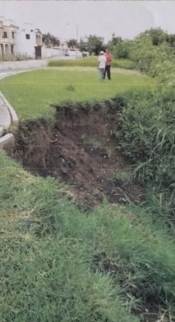 FPaseosdelRio's tweet photo. Habitantes del Frac. Paseos del Río, Emiliano Zapata, Morelos, muy preocupados y con miedo, desgajamiento del Río, urge solucionar este problema 
@CarlosLoret @brozoxmiswebs @Adela_Micha @Pajaropolitico @lopezdoriga @PedroFerriz https://t.co/R8SzG1qIRk