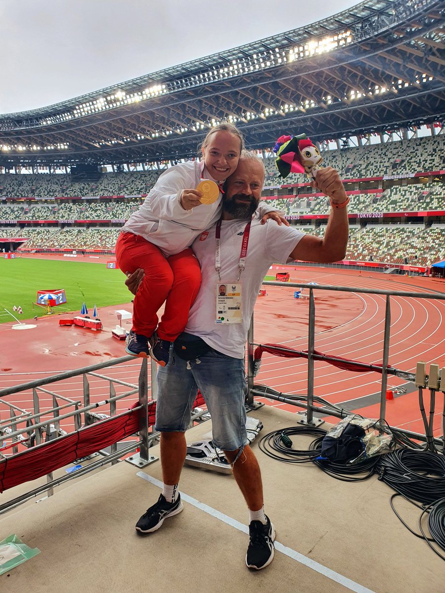 Michał Pol (@polsport) on Twitter photo Zgodnie z tradycją po medalu Renię wziął na ręce fotograf <a href="/Paralympic_PL/">Polski Komitet Paralimpijski</a> Bartek Zborowski. Zawsze tak robi po jej zwycięzkich zawodach czyli po każdych zawodach. "W Paryżu będę bronić złota, to nowa sytuacja. Jeszcze trzy lata a już bym chciała!" Zgodnie z tradycją po medalu Renię wziął na ręce fotograf <a href="/Paralympic_PL/">Polski Komitet Paralimpijski</a> Bartek Zborowski. Zawsze tak robi po jej zwycięzkich zawodach czyli po każdych zawodach. "W Paryżu będę bronić złota, to nowa sytuacja. Jeszcze trzy lata a już bym chciała!"