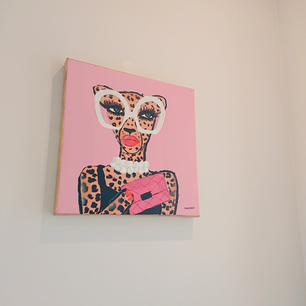 🐆ヒョウマダム
フィラデルフィアの
グラフィックアーティスト
Kendra Dandy氏のブランド
入り口でお出迎え&amp;ミラーの効果で帰りも振り返らざるとも目に入ってくるお気に入りの絵🧡
#ヒョウマダム
#フィラデルフィア 
#ケンドラダンディ 
#お出迎え