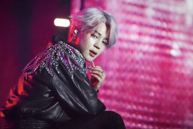 ultsyubji's tweet image. 445. their eyes met.