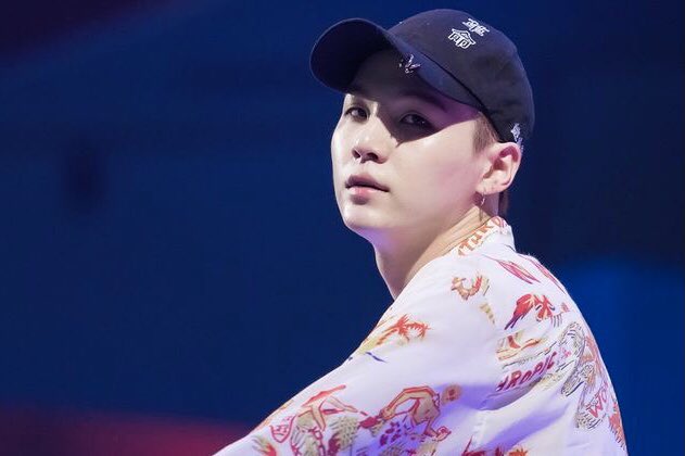 ultsyubji's tweet image. 445. their eyes met.