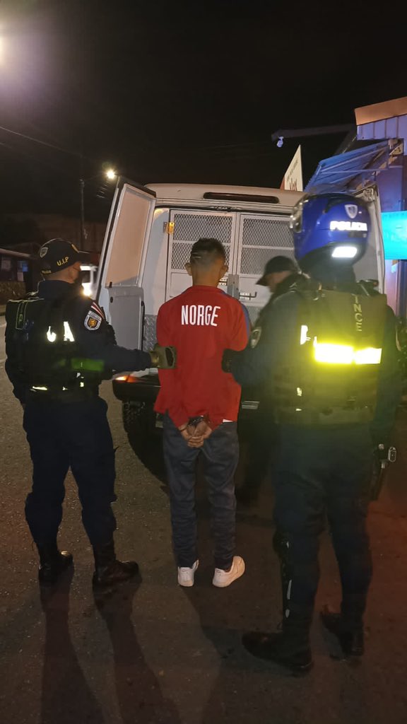 11 órdenes de captura por  delitos como resistencia agravada  y tráfico de drogas, entre los resultados más relevantes  del trabajo policial esta noche. Acciones operativas continúan en todo el país