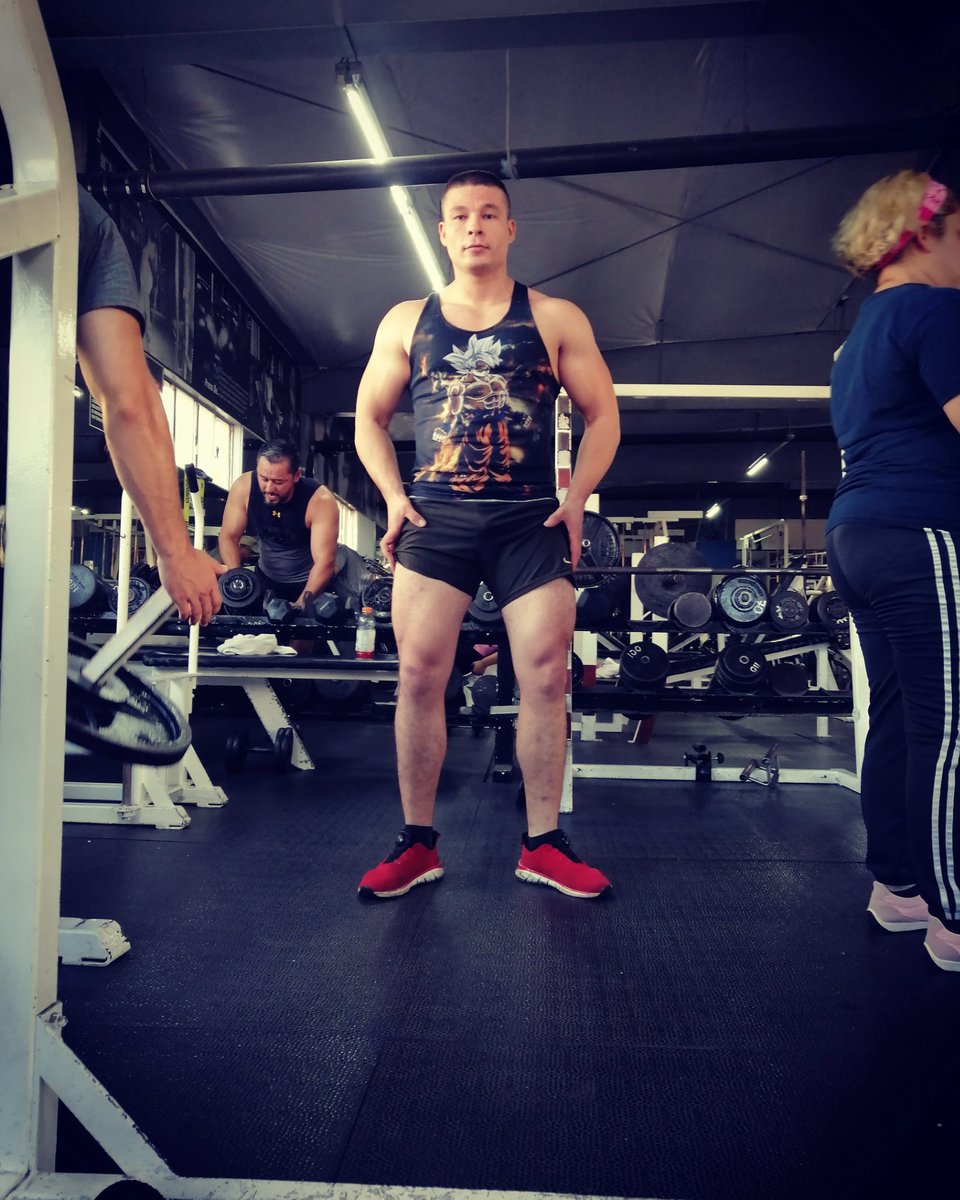 RoberDavison's tweet photo. Leg Day #gymmotivation https://t.co/tM08l6B8NX
