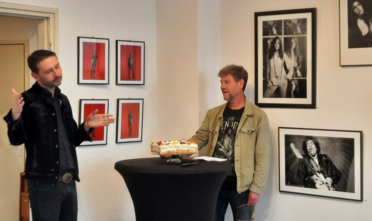 Opening vandaag van expositie "27 club " in vrijplaats voor kunst- en cultuur Koppelkerk Bredevoort samen met Vedran Mircetic ( gitarist van De Staat). Expositie is elke vrijdag, zaterdag en zondag van 11.00 uur tot 17.00 te bewonderen tot en met 31 oktober.