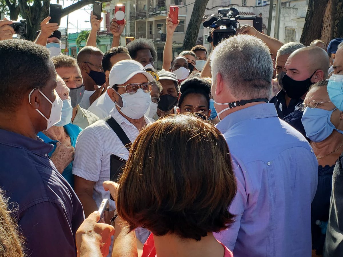 DavidAlfonsoG10's tweet photo. ¿Dónde? un presidente va y toca el ❤de su pueblo, sin ningún interés electorero. Allí con en Tallapiedra, intercambiando, visitándolos. Recuerden que él no es guapo, es que no tiene miedo. Por eso #YoSigoAMiPresidente @DiazCanelB 
Porque #Cuba  confía en él
#PonleCorazónACuba https://t.co/NdOomrvFhL