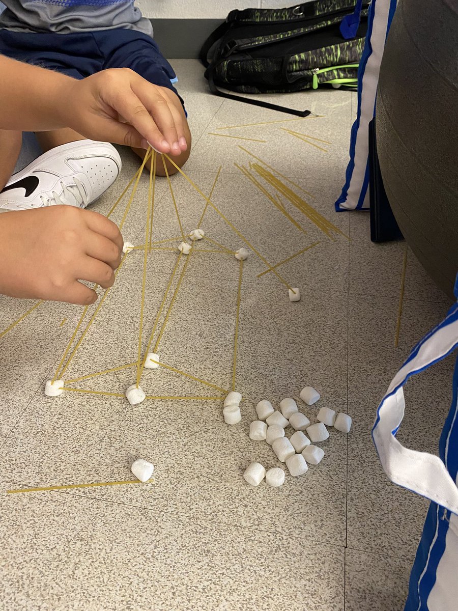 lathompsonteach's tweet photo. Always readers, sometimes builders. 🏗🍝 #smmindfulmustangs #4thgradeELA https://t.co/II1uZNGxWn