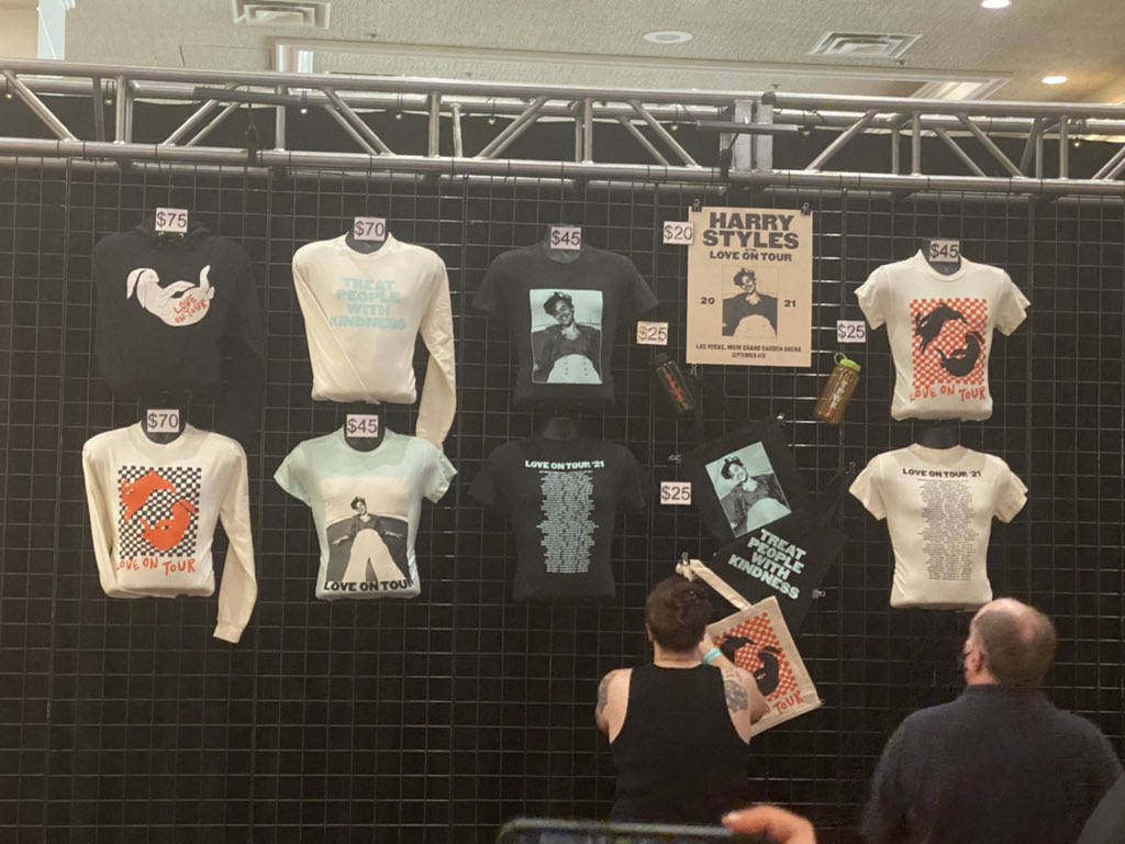 📸 | Voici la nouvelle merch d'Harry, disponible à l'entrée de son concert !