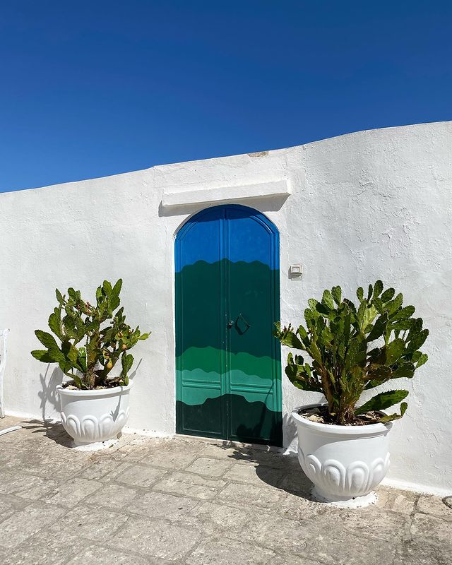 Easily the most photographed door in Puglia, amazing how the paint at the top is identical to the colour of the sky! 🇮🇹 there’s always a queue to take selfies normally! #puglia #traditional #italy #summer #ostuni #adriaticsea #bluesky #cactus #photoopportunity #selfies