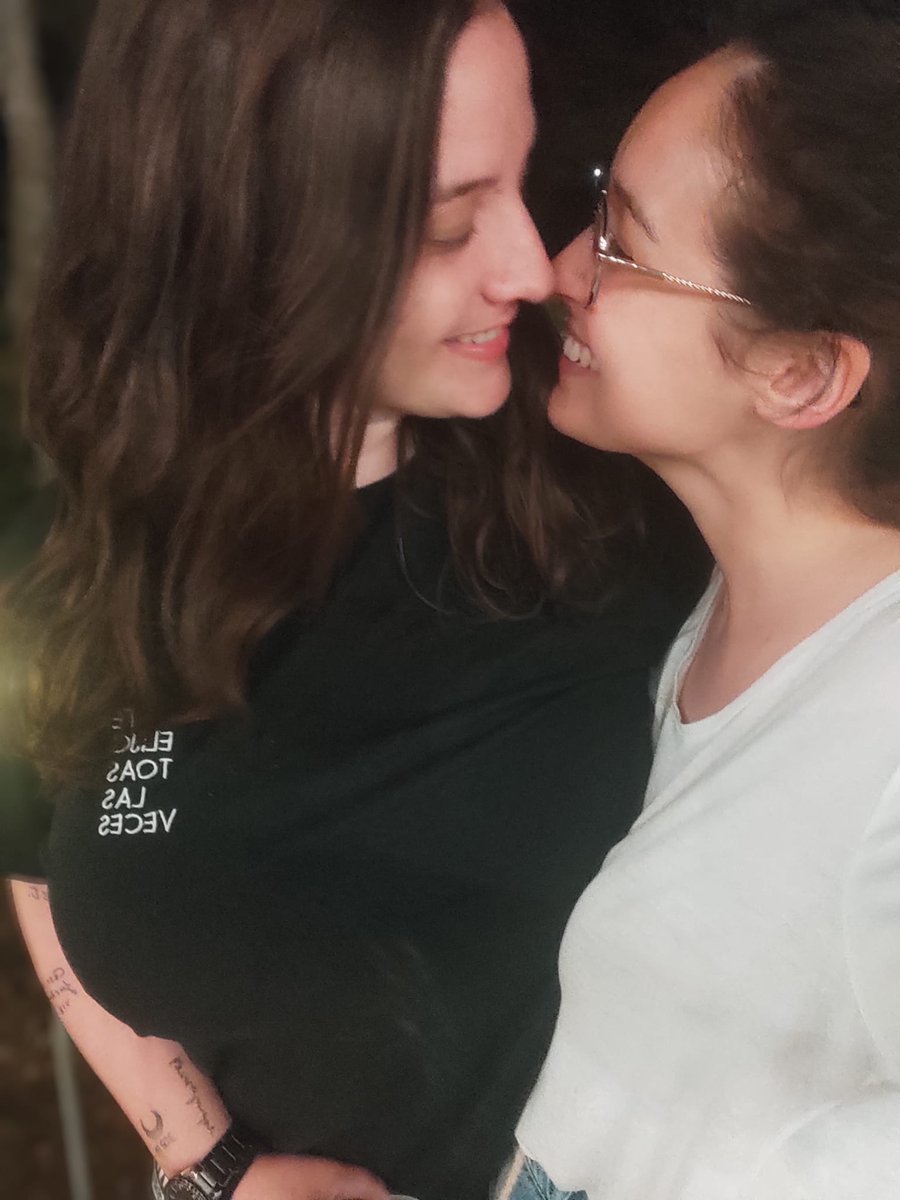 Irebuttercup's tweet photo. Hoy hace 1 año #ECQNMLAR de @BelyBasarte, que sin ninguna duda es el mejor CD que jamás escuché, me trajo sentimientos nuevos, más ganas de todo, me trajo una familia y por pura casualidad a mí SÍ que me llevó a Roma.

Qué bien elegí en seguir tu camino, Bely. 🖤 https://t.co/5fp6YnNzeF