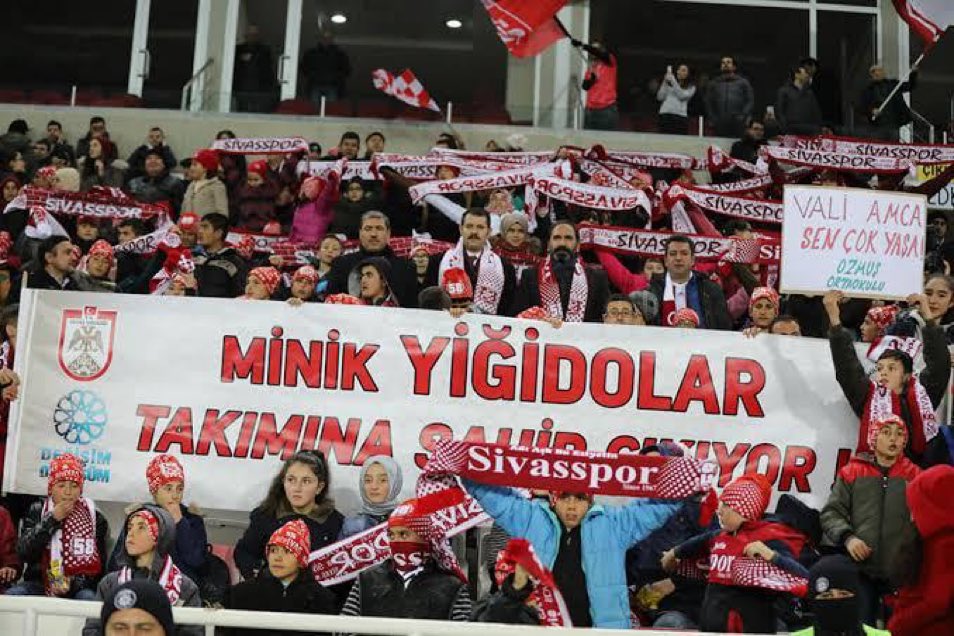 #MinikYigidolaraBüyükCeza 
<a href="/valisalihayhan/">Salih AYHAN</a> 
<a href="/AslanErguven/">Ergüven Aslan</a> <a href="/TFF_Org/">TFF</a> 
<a href="/avhilmibilgin/">Hilmi BİLGİN</a> 
Bırakın maçı belki de şehre ilk defa gelen bu küçük kalplere yaşadıkları bu büyük sevinci çok gördünüz ya helal olsun size…