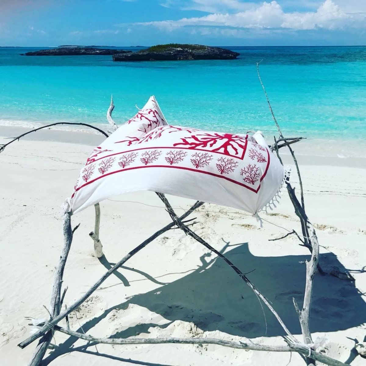 TheExumaDream's tweet photo. Canβt find shade? Make your own β£
πΈ: β£@don_kennedy5β£
#exumadream #exuma #bahamas #exumablue #itsbetterinexuma #exumas #theexumafilter #thatexumakindoffeeling #thebahamas #myoutislands #makersair #livethelifeyoulove #thisisbahamas #pigsofparadise #e ... https://t.co/3ujPicMJI2