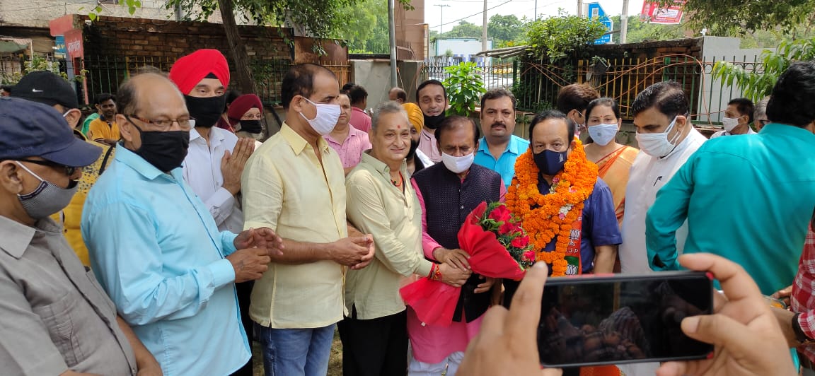 DrHVoffice's tweet photo. कमला नगर वार्ड के अंतर्गत सिंधोरा कला क्षेत्र में पूर्व केंद्रीय मंत्री व चाँदनी चौक सांसद @drharshvardhan जी ने आज एक नए ‘ओपन जिम’ का उद्घाटन किया।

इस शुभ अवसर पर निगम पार्षद श्री जोगीराम जैन जी, ज़िलाध्यक्ष श्री विकेश सेठी जी व क्षेत्रीय निवासी मौजूद रहे।

@BJP4Delhi @RSSorg https://t.co/v4uxVHzLKT