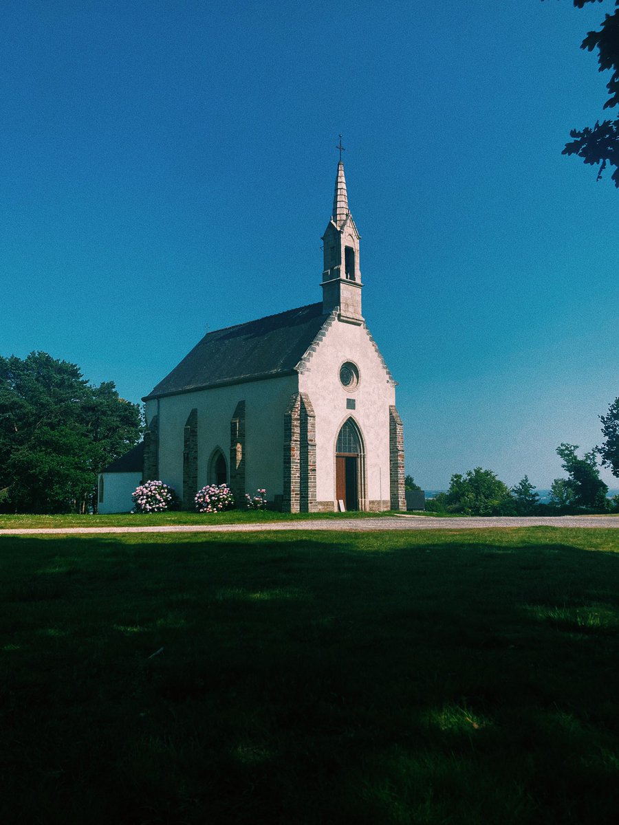 📍 Le tertre tumulaire de Lorette, improprement appelé cromlech de Notre-Dame de Lorette, situé au lieu-dit Lorette sur la commune de Le Quillio dans les Côtes-d'Armor.