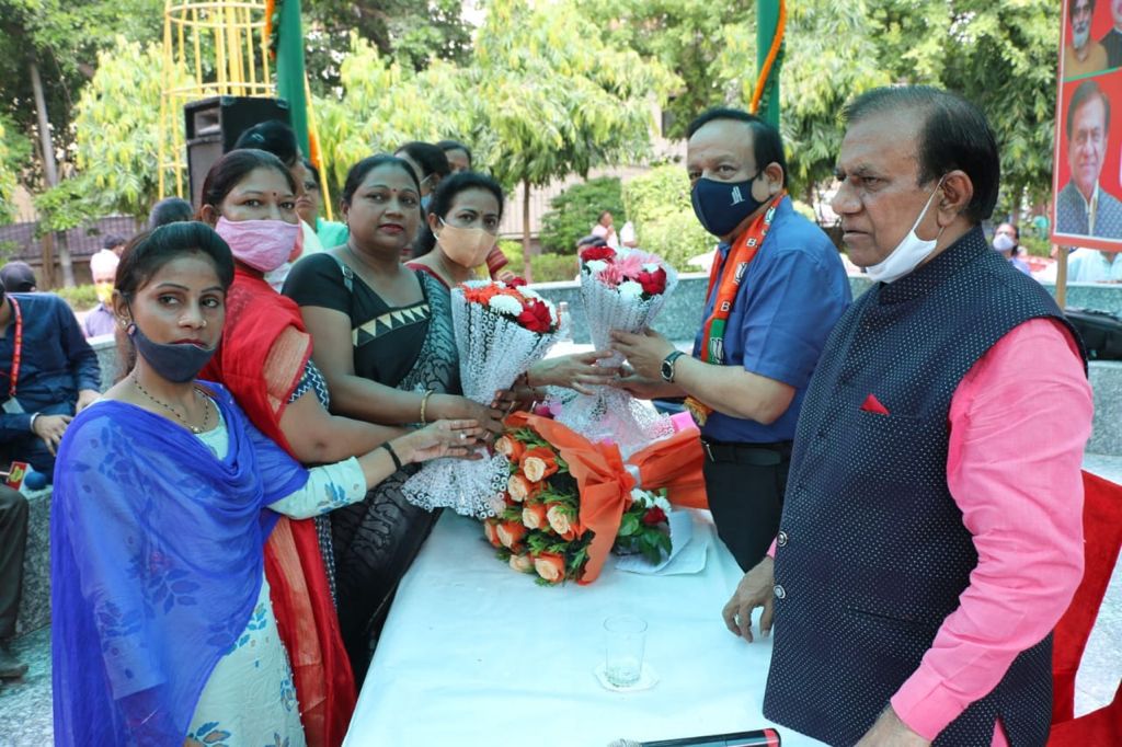 DrHVoffice's tweet photo. Senior Citizens Shelter उद्घाटन कार्यक्रम में स्थाई समिति अध्यक्ष श्री जोगीराम जैन जी, ज़िलाध्यक्ष श्री विकेश सेठी जी, केशवपुरम ज़ोन चेयरमैन श्री योगेश वर्मा जी तथा आरडब्लूए के अध्यक्ष तथा चेयरमैन, RWA सदस्य तथा @BJP4Delhi के कमला नगर मंडल के कार्यकर्ता उपस्थित रहे।@BJP4India https://t.co/8TXYFVkzqc