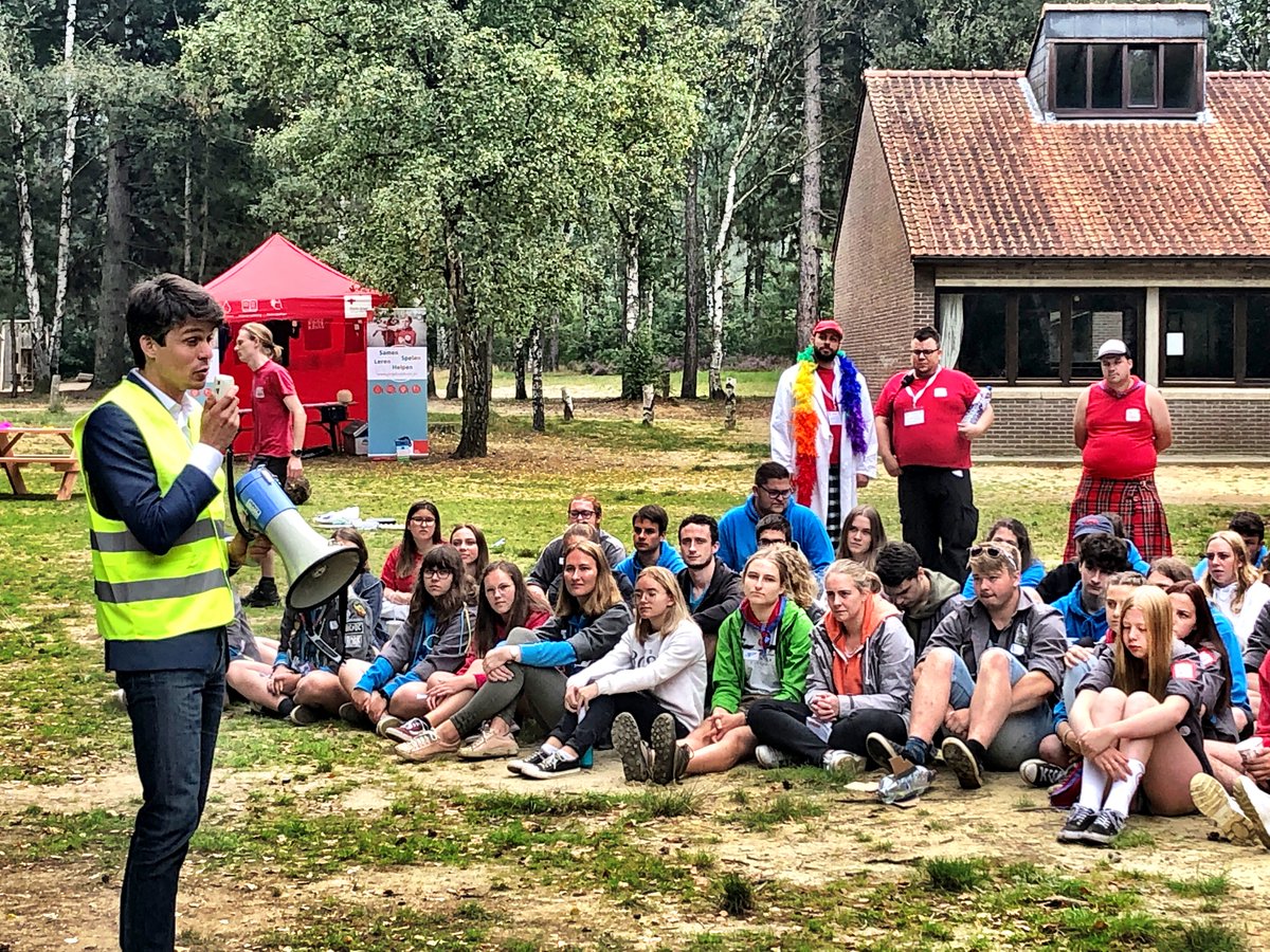 bartmichiels's tweet photo. Wat een energie! 
De #startdag van het Jeugd Rode Kruis-Vlaanderen vindt vandaag plaats in De Brink in @stadherentals. Allemaal geëngageerde jongeren met het hart op de juiste plaats. Onze minister @dalle_benjamin stak hen een hart onder de riem. 
Bravo #jeugdRKVlaanderen! https://t.co/rjK4w3LnkD