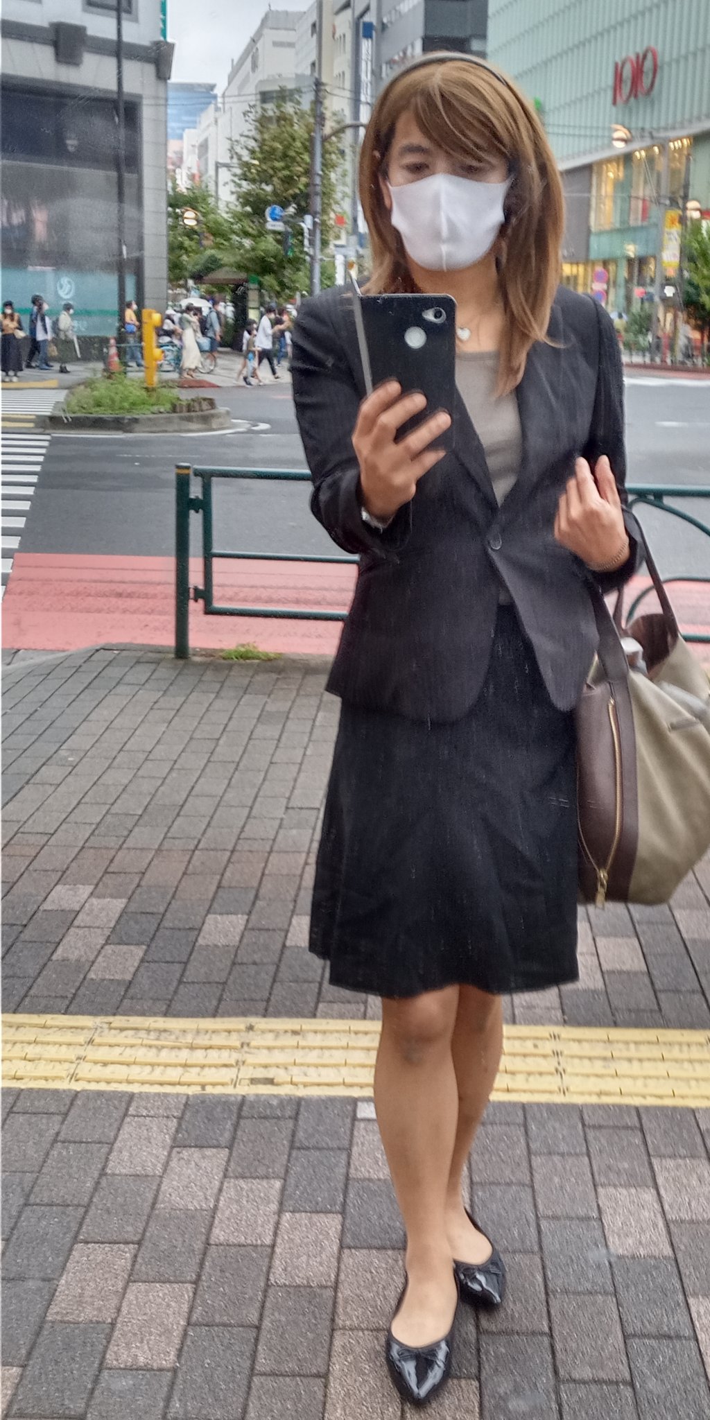 OL熟女  / X