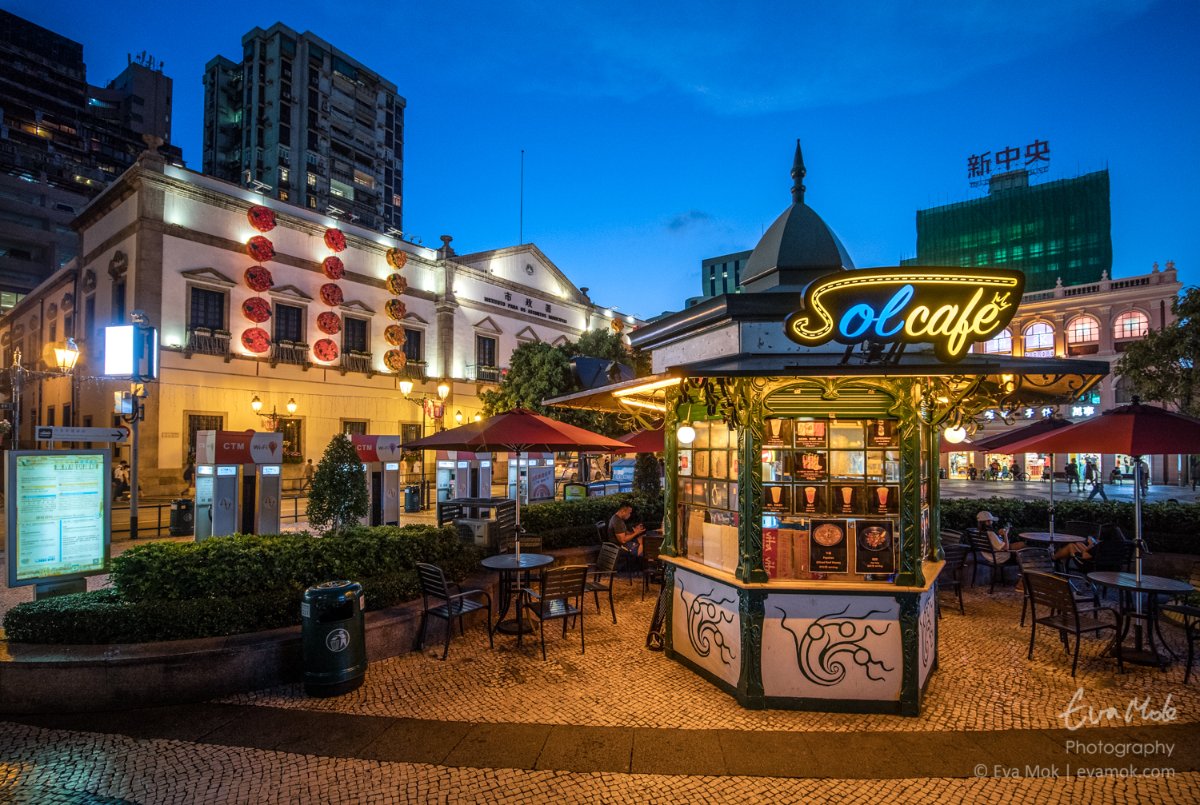 EvaMokPhotos's tweet photo. The new neon sign makes the café look a little nicer.
#macau #macao #senadosquare https://t.co/CHkGnS7Vvr