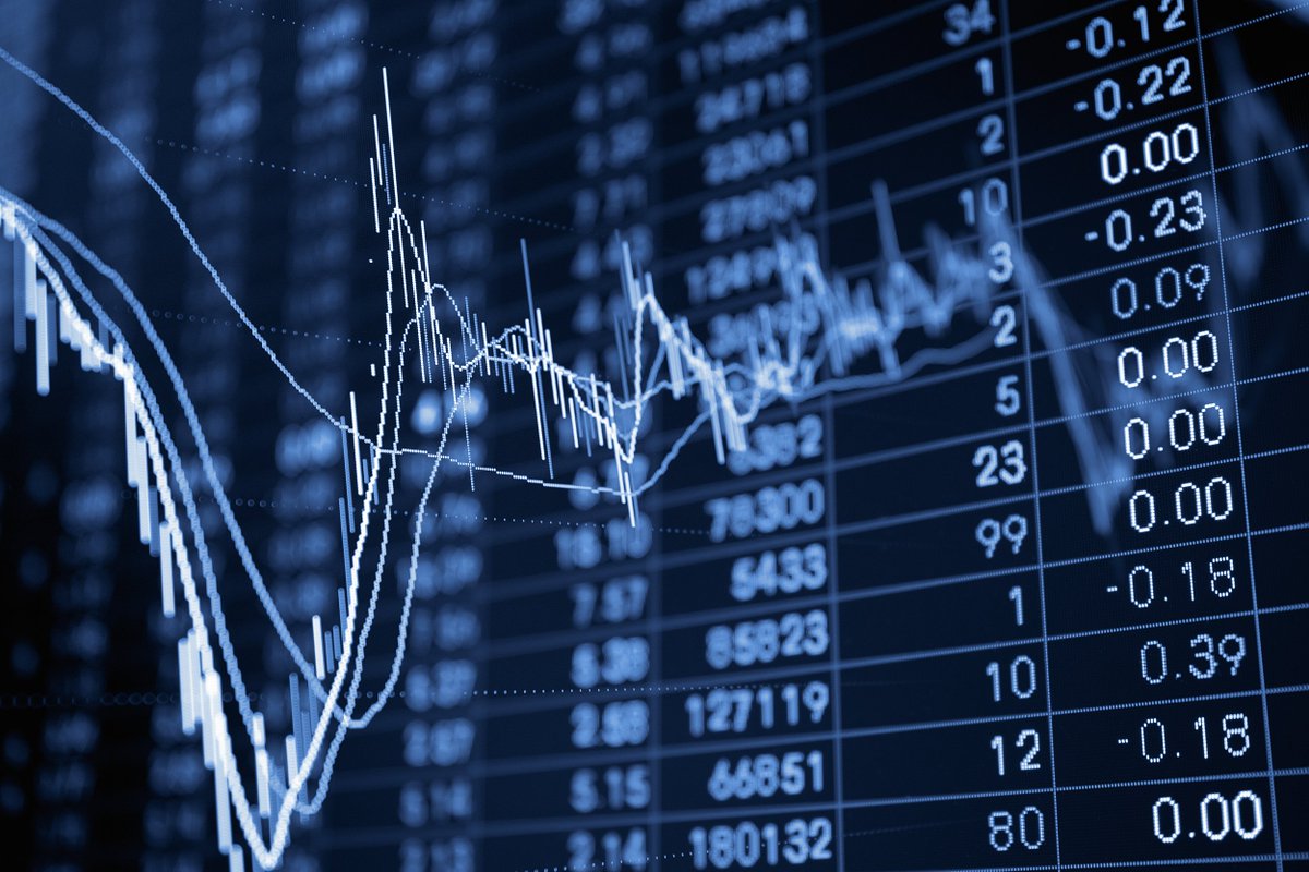 финансы. биржевые котировки акций. биржевые графики. торги ценных бумаг. фондовый рынок растет.