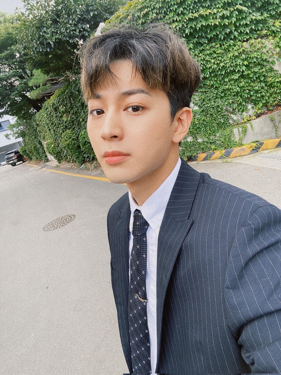 syh__bae's tweet photo. Yunhyeong: The day of going to a wedding~!!🕴

#iKON #아이콘 @YG_iKONIC https://t.co/1AvcSNTCIr