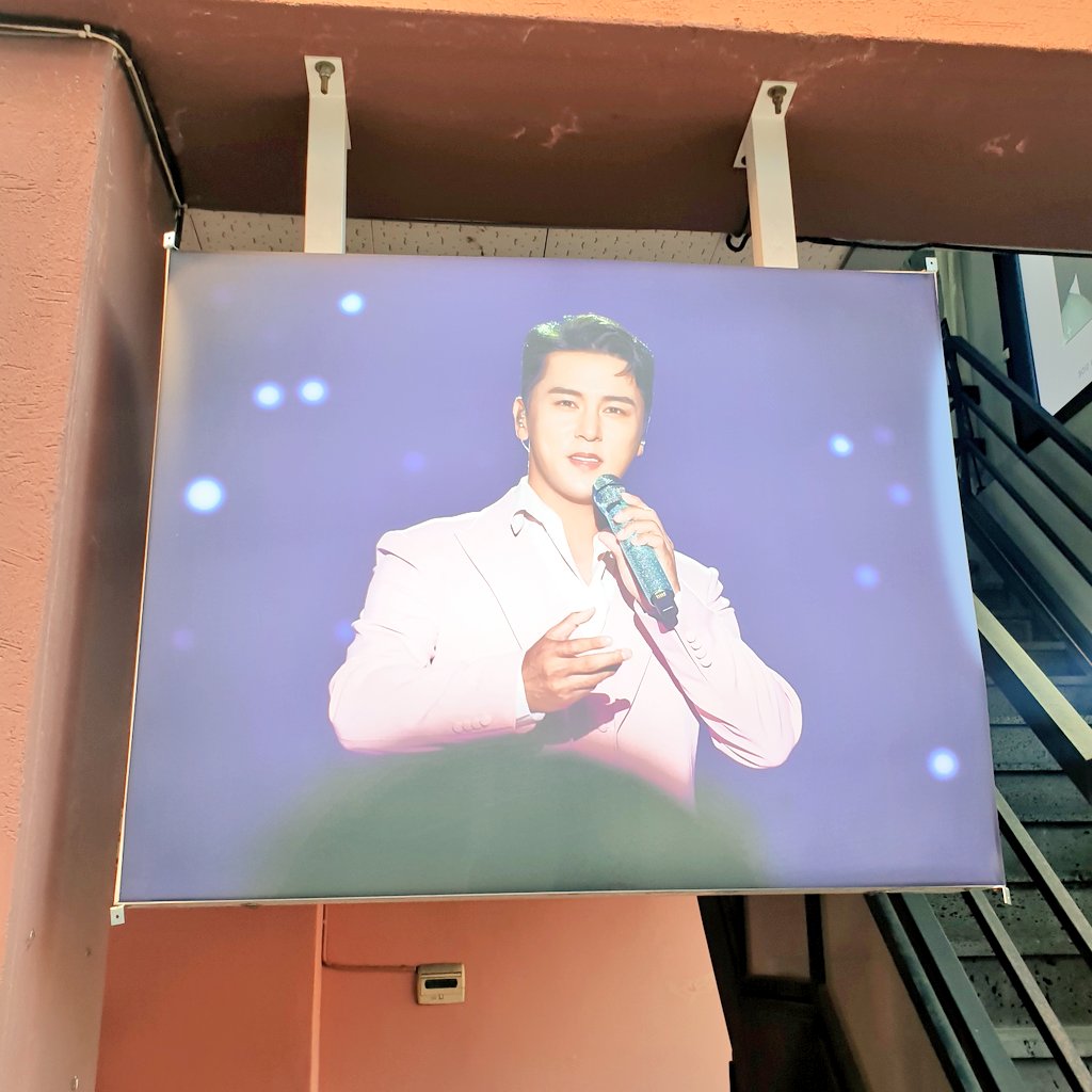 사랑하는 디어홀릭님(@Deerholic77)의 정성과 사랑과 피(아님),땀,눈물이 담긴 생일 이벤트 카페에 다녀왔어요 🦌 🤍💐 장민호님의 멋진 고화질 사진들과 콘서트 직캠을 감상할 수 있어서 정말 좋았습니다. 평생 장웅하기로 피의결의 약속🤝 #장민호 #가을햇살처럼_눈부신_민호야_생일축하해