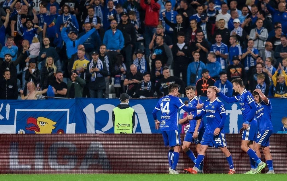 SportSlaski's tweet image. Piłkarze @ruchchorzow1920 po dwóch remisach wrócili na zwycięską ścieżkę, pokonując przy Cichej zespół, który zapewne do końca będzie liczył się w walce o awans do 1. ligi 👊 Dzięki wygranej "Niebiescy" ponownie awansowali na fotel wicelidera tabeli⚽

➡️  sportslaski.pl/artykul/pozyty…