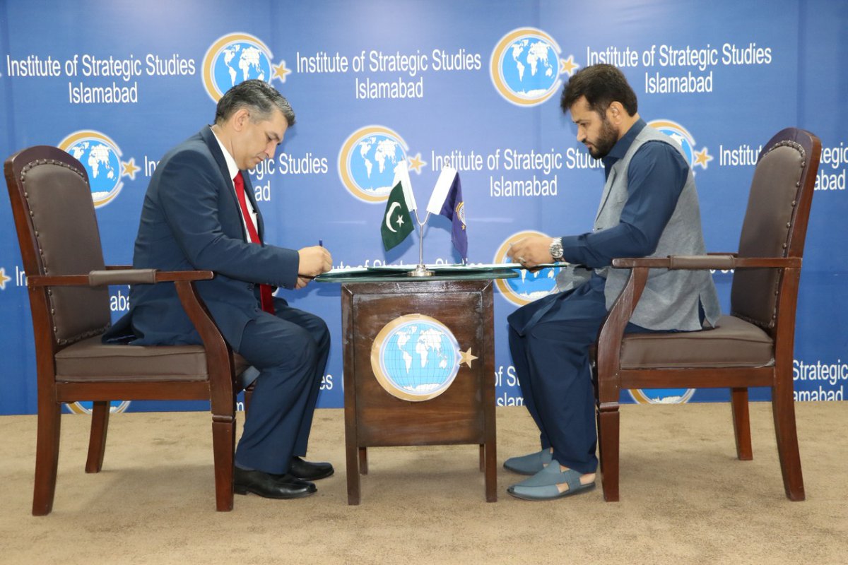 CPSC_ISSI's tweet photo. September 3, 2021:An MoU b/w the China Pakistan Study Centre at ISSI &amp; The Human Security Institute @THSI2020 was signed by Dir. CPSC, Dr. Talat Shabbir &amp; DG, THSI Mr. Rafiq Ahmed Qureshi.  
@TalatShabbir3 
@RafiqueAhmedRA https://t.co/T2Oiv0wLWa
