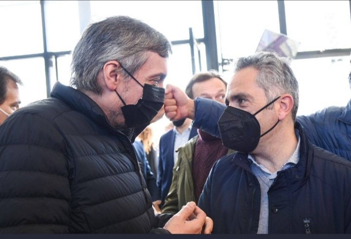 -Che dolubu te dije nos iban a encontrar el vuelto del supermercado!! Y ahora que digo?
- Mándalo al frente a Macri que estos se creen todo...
#encontraron75 #SantaCruz #Maximo