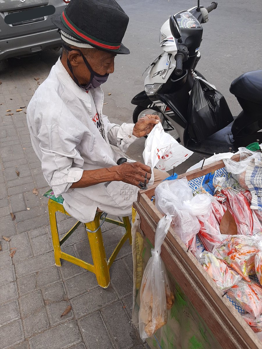 akudongyaa's tweet photo. Twitter please do your magic!!

Aku tau akunku kecil, tapi setidaknya mencoba untuk membantu kakek ini.

Temen2, yang rumahnya sekitaran driyorejo, gresik atau tepatnya di kawasan kbd. Boleh banget ini dibantu beli dagangannya kakek ini https://t.co/wuTmqoqcyW