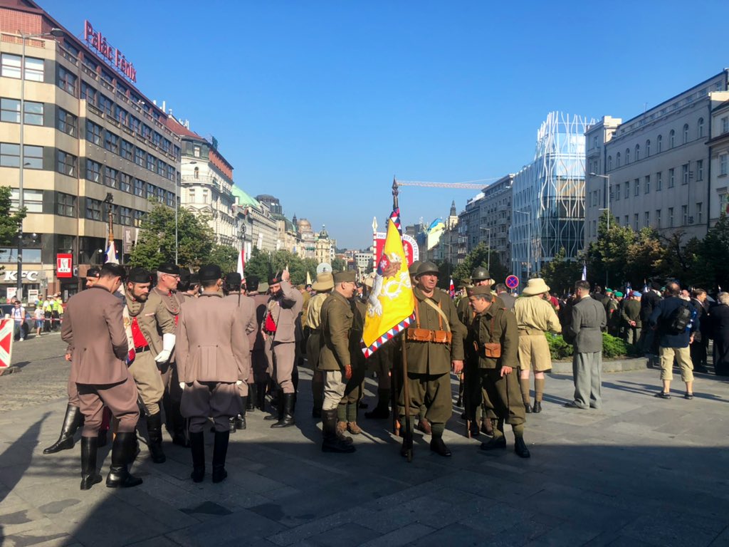 Československá obec legionářská si připomíná sté výročí svého vzniku - pořádá historický průvod Prahou. Účastní se ho téměř 700 současných členů, válečných veteránů a potomků legionářů. <a href="/CT24zive/">ČT24</a>