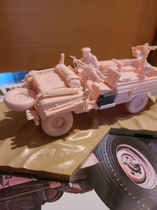 英国陸軍のSASランドローパー作りました。パーツの合わせは1976年製とは想えない制度ですごい。ボックスアートも反射光とかの表現がうまくて…45年前だからアナログ絵だよな…
ピンク色は砂漠での迷彩効果あるということでこの色らしいよ。全身ピンクで砂漠に潜んでPKしまくってるキャラとかいましたね 