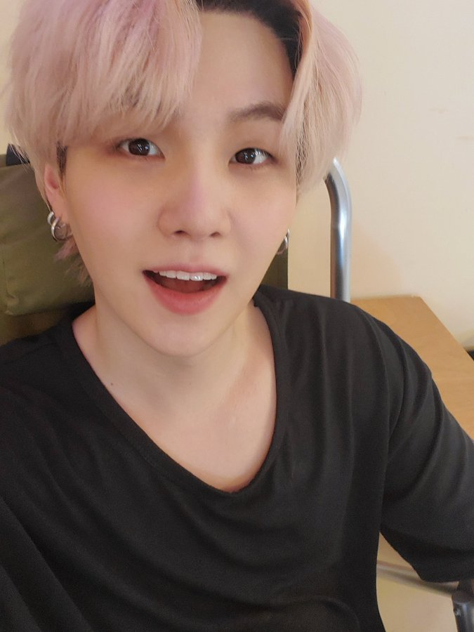 Joonismyhope's tweet photo. mi día :🤢🤮🤢🤮🤢🤮🤢🤮🤢

mi día después de la actualizacion de Min Yoongi: 🥰✨🥰✨🥰✨🥰✨🥰✨🥰✨🥰 https://t.co/CX4yMsc50d