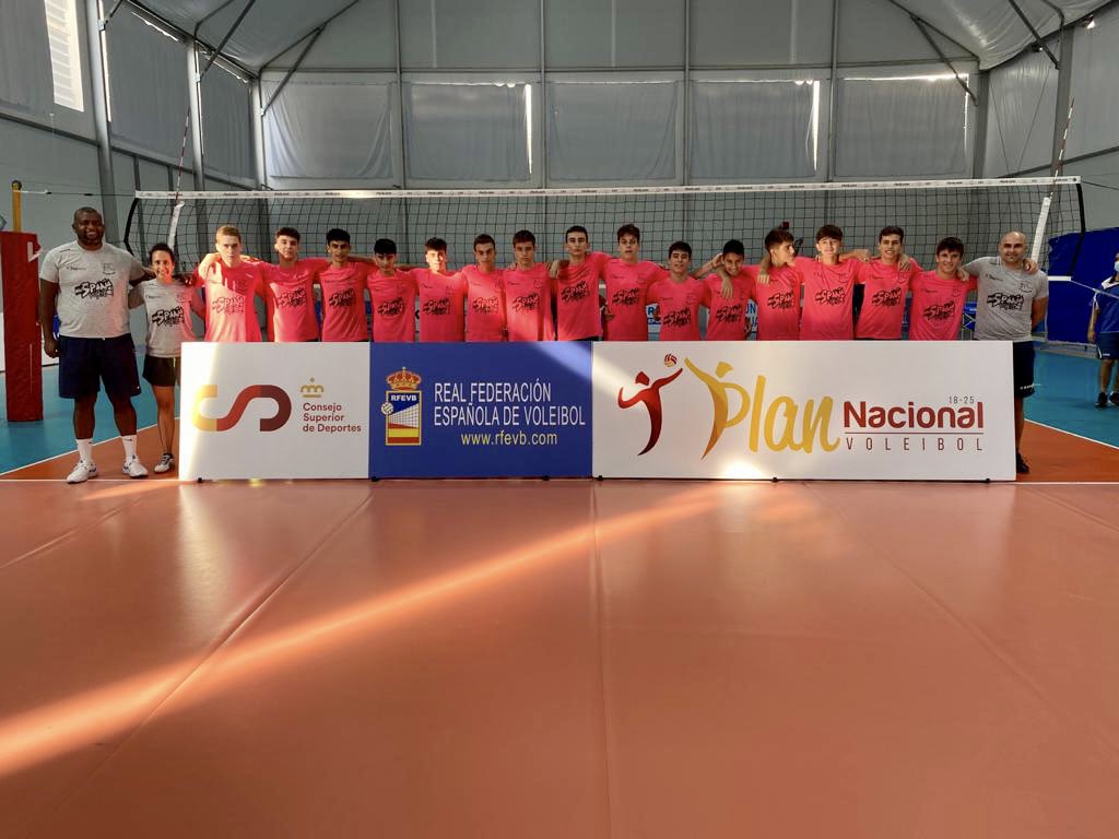 BoiroVoleibol's tweet photo. Aarón Vidal, representante da nosa canteira no Programa 2025 da RFEVB, mándanos un saúdo desde Guadalajara. Desfruta desta tremenda aprendizaxe!
#ANosaCanteira #JEALSA #ConcelloDeBoiro #BoiroÉVolei #DeporteGalego #SomosABANCA #Xacobeo2122 #Programa2025 https://t.co/niDZiwklsz