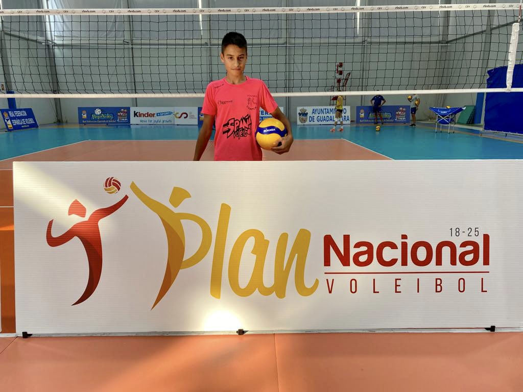 BoiroVoleibol's tweet photo. Aarón Vidal, representante da nosa canteira no Programa 2025 da RFEVB, mándanos un saúdo desde Guadalajara. Desfruta desta tremenda aprendizaxe!
#ANosaCanteira #JEALSA #ConcelloDeBoiro #BoiroÉVolei #DeporteGalego #SomosABANCA #Xacobeo2122 #Programa2025 https://t.co/niDZiwklsz