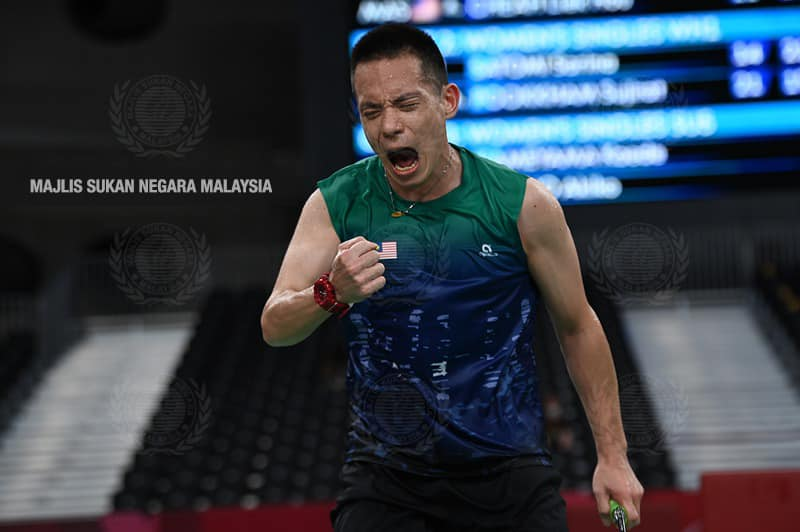 NewsBFM's tweet photo. History created. Malaysia's Cheah Liek Hou has become the first ever badminton gold medalist at the Paralympics, after beating Indonesia's Dheva Anrimusthi 21-17 21-15 in Tokyo.

Badminton became an official Paralympic Games sport for the first time this year. https://t.co/dzssoG3kMT