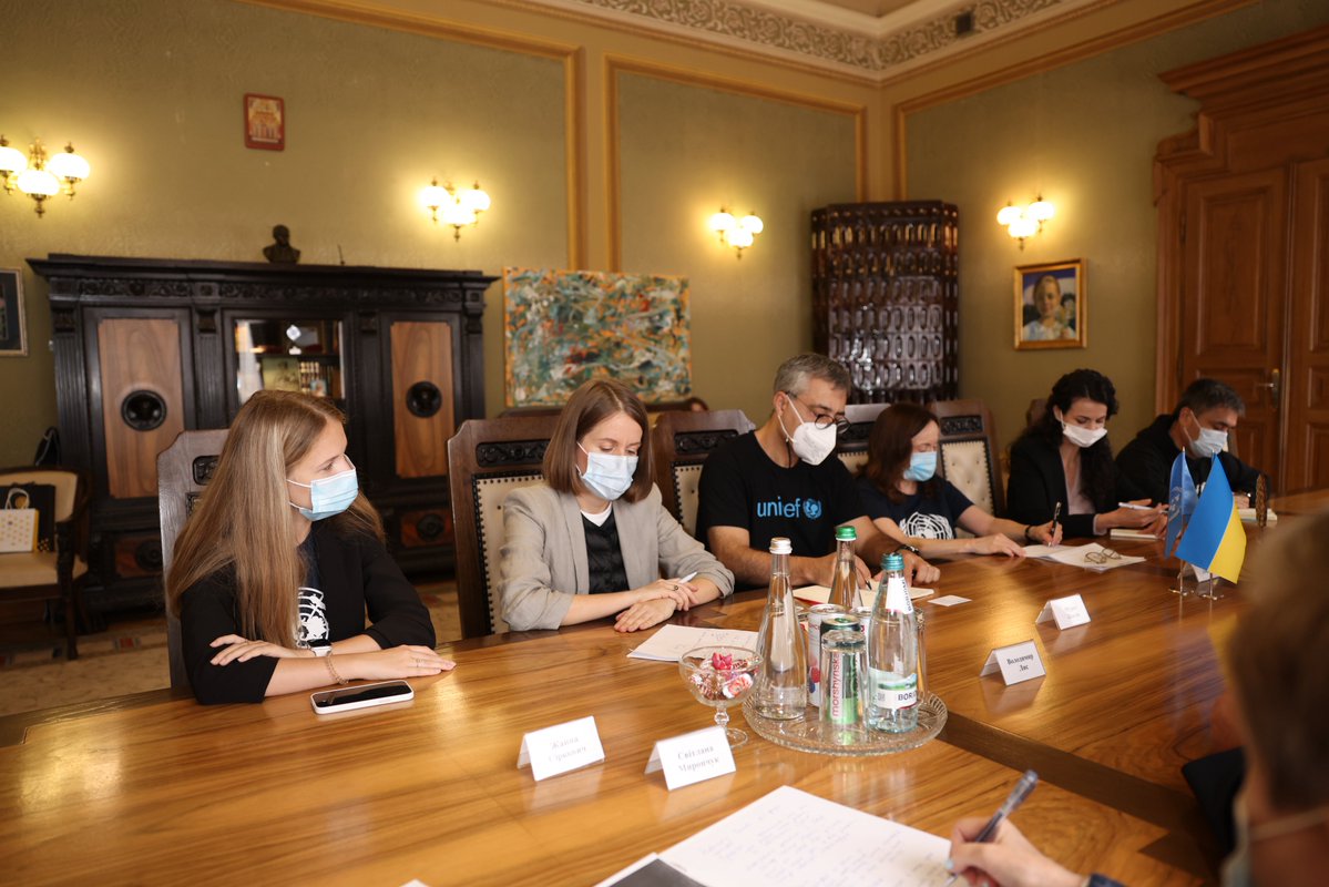 UNICEF_UA's tweet image. Head of Lviv Oblast Administration together with @UNICEF_UA Representative &amp;amp; partners discussed top priorities for #Lviv region and its 73 local communities:
📌Opening of #youth centers
📌Keep up with #deinstitutionalization reform
📌Develop #CFCI &amp;amp; youth-friendly municipalities