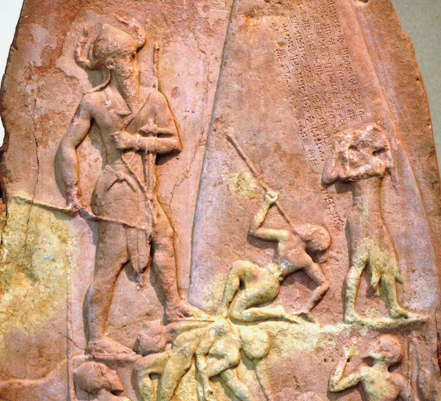 AraceliRego's tweet photo. Con la estela de #Naram-Sin, hallada en #Susa, el relieve acadio alcanza su máximo esplendor. En ella se narra, únicamente por una sola cara, la victoriosa campaña del rey acadio contra los lulubi, pueblo montañés del #Zagros #arte #relieves https://t.co/NCUJyB68IE
