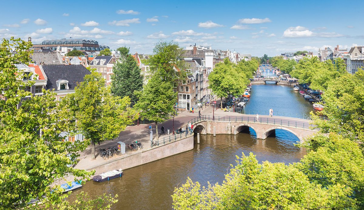 khun101010's tweet photo. Amsterdam อาจไม่ได้มีสวนสาธารณะ​มาก อัตรา​พื้นที่​สี​เขียว​ไม่ถึง 15% แต่เขาแก้ด้วยการปลูกต้นไม้ข้างทางให้มากที่สุด มันไม่เพียงแต่ให้ความสวยงาม แต่สามารถดูดซับ CO2 ลดปัญหา PM2.5​ เพิ่มความหลากหลายทางชีวภาพในเมือง ทำให้อากาศเย็นลง และมีบทบาทสำคัญในการป้องกันน้ำท่วม https://t.co/fNEukObNEf