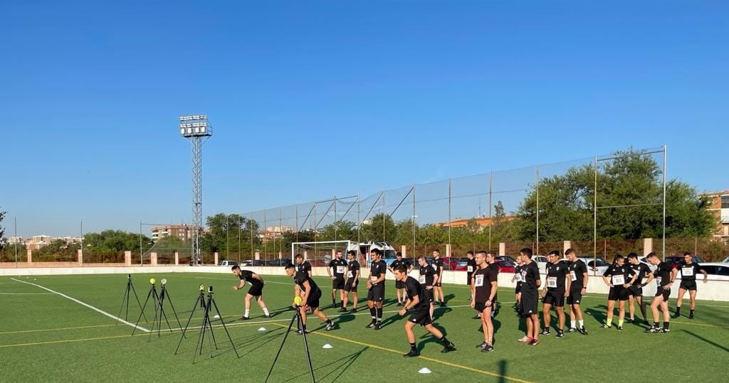 RFFM_oficial's tweet photo. 🔴 CAFM | Jornada de pruebas físicas en los campos de Ernesto Cotorruelo del #CAFM. Segundo llamamiento para árbitros y asistentes de Tercera División y primero para árbitros y asistentes de Preferente https://t.co/NiiuJ0s1Vr