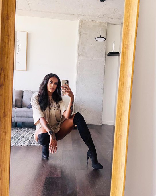 This Goddess is obsessed with herself. As I should 💅🏽 🖤 https://t.co/a1sGKu0Rdr