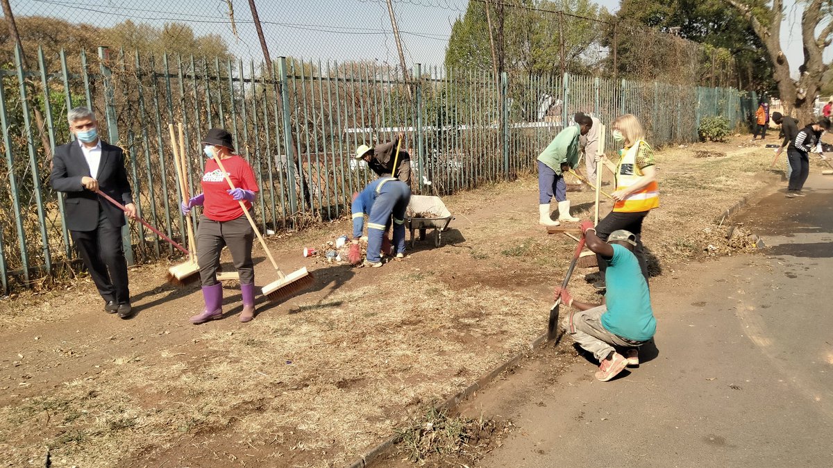 AlisonClaireRob's tweet photo. Thank you to Caron in Bez Valley for gathering the community for a clean up campaign today! Thank you for your support, @CleanerJoburg
@mphomoerane
@WCCA8 
@ANCCaucusCoJ 
@CityofJoburgZA https://t.co/l3Jz1xR1a4