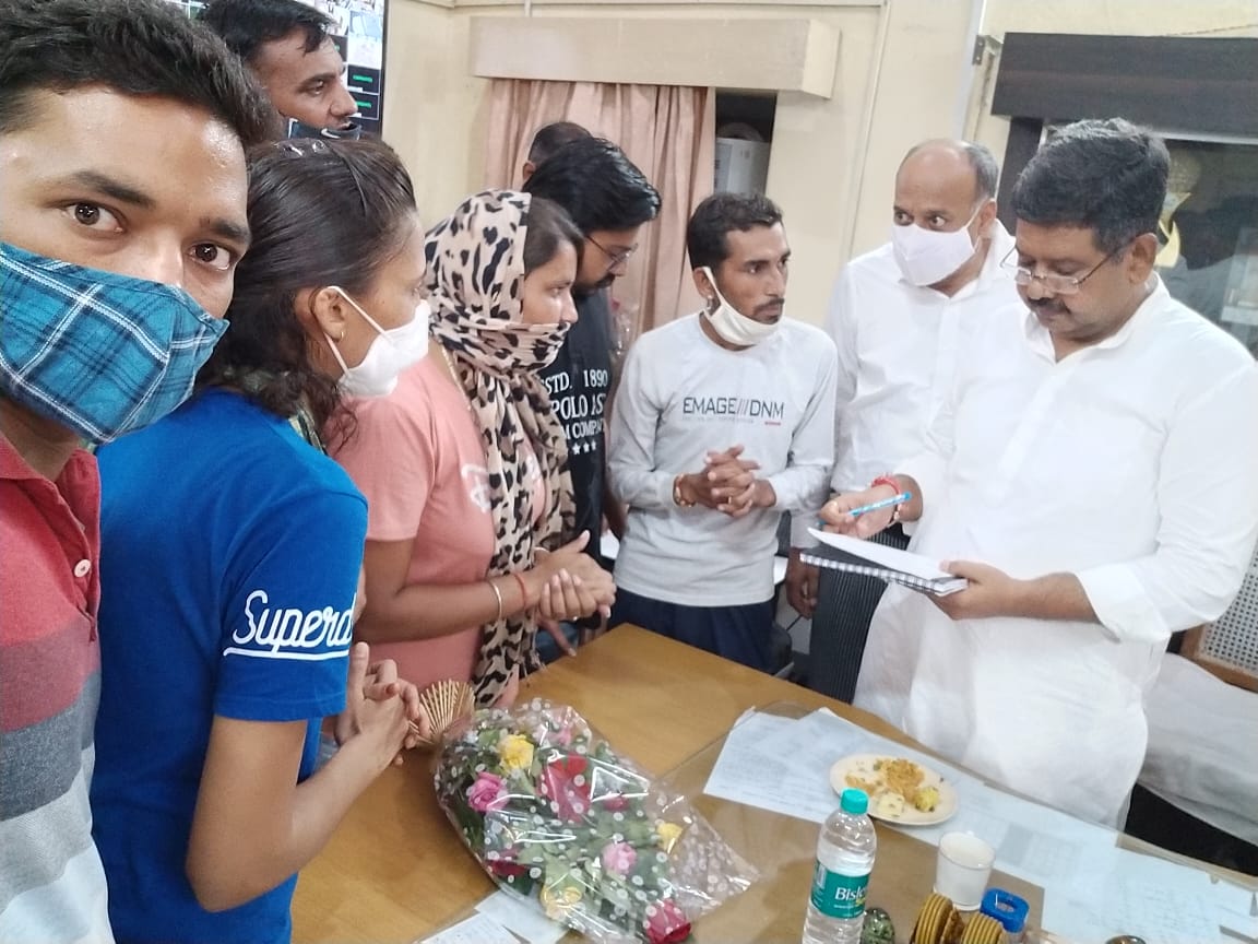 PradeepRajpo's tweet photo. #REET2018_धरनाप्रदर्शन_बीकानेर_53_दिन #रीट218_चयनित_अभ्यर्थियों द्वारा आज बीकानेर में ऊर्जा मंत्री @DrBDKallaजी और उच्च शिक्षा मंत्री @BSBhatiIncजी को #बीकानेर में सोपा ज्ञापन।मंत्री जी ने सरकार की ओर से मजबूत पैरवी कर जल्द जोइनिग का दिया आस्वासन।@RajCMO
  https://t.co/vrcyjQEjHq https://t.co/dRElFJ7nNN