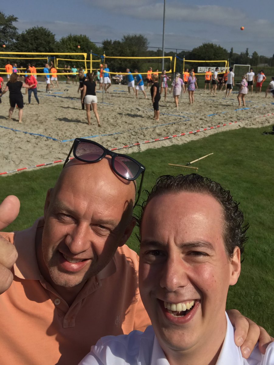 arjenmaathuis's tweet photo. Sportiviteit en feest in #Aadorp! Vandaag heb ik het #Beachvolleybal toernooi mogen openen. 36 teams strijden tegen elkaar en vanavond een tentfeest. De organisatie is er druk mee, maar een dik compliment! Heel veel plezier nog 😁🥳🎉! https://t.co/4JY3QrZ6Ir