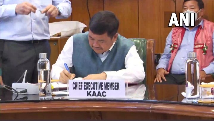 Nation_calling's tweet photo. Delhi: Karbi Anglong Agreement has been signed in presence of Union Home Minister Amit Shah
Source - ANI https://t.co/LIiePn7QzY