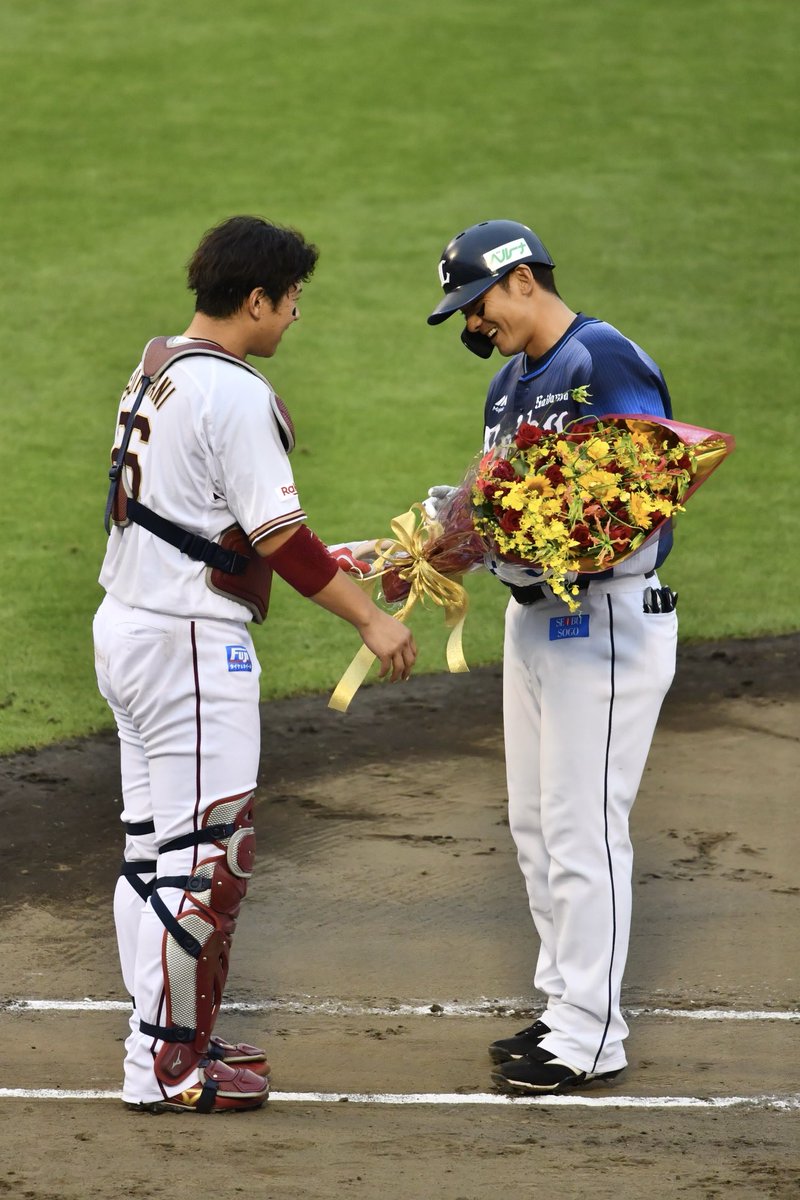 ট ইট র ち ー た ん 花束贈呈はやはりこの2人ですね 栗山巧 炭谷銀仁朗 中村剛也