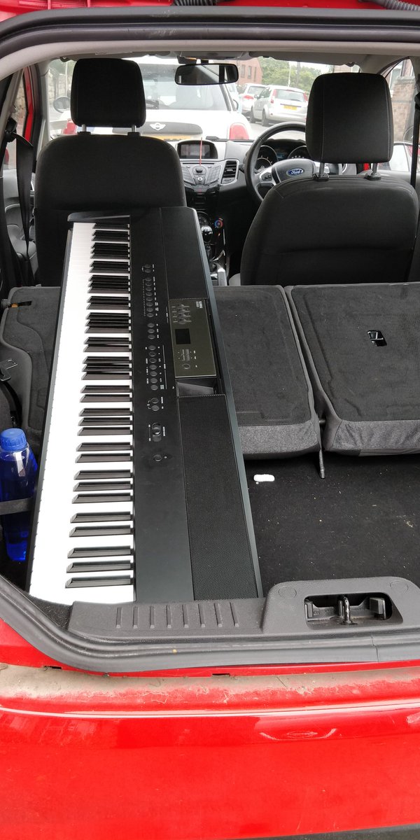 It fits! Taking ES920 out for his/her first gig. Suggestions for more catchy names welcome! (as are donations for flight cases, though I appreciate this is less likely). #gig #pianist #lieder