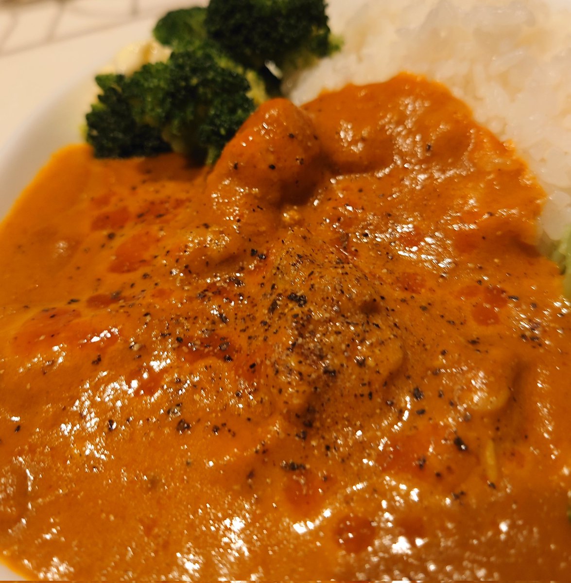 夕飯は バターチキンカレー ハァ 美味しい ビールが苦手だから トマトジュースと割って飲んでます ツイレポ