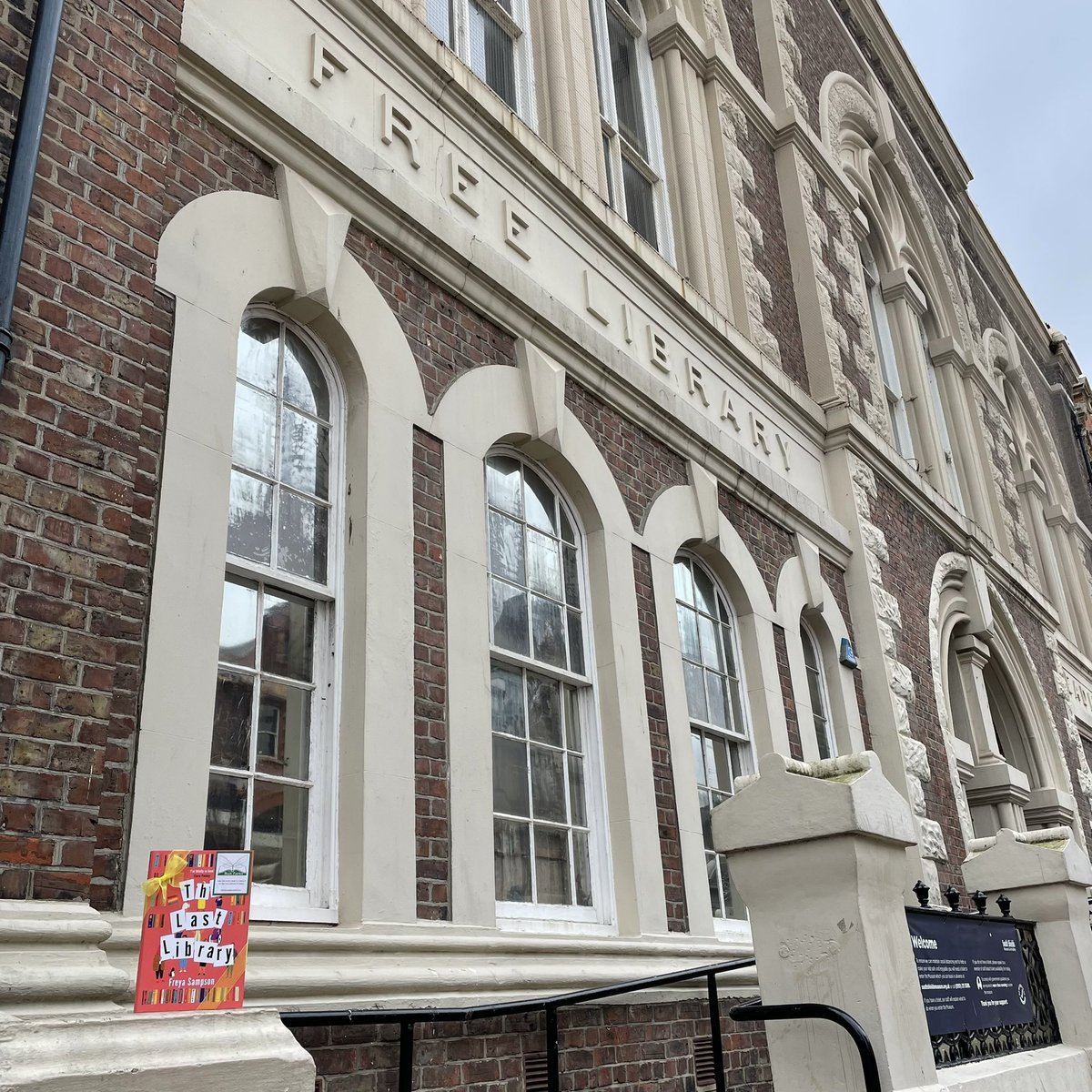 Bookfairies_NE's tweet image. Book fairies around the UK are celebrating the release of #TheLastLibrary by @SampsonF!
Which lucky visitor to @S_ShieldsMuseum will find a copy of The Last Library that was hidden there today?
#TBFLibrary #ibelieveinbookfairies