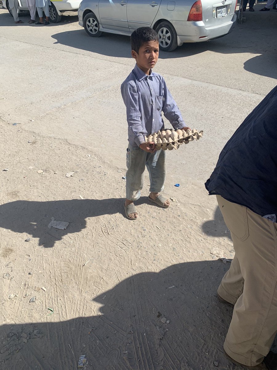 sono arrivata in Afghanistan da poche ore. Dopo sessanta chilometri mi sono trovata davanti un gigantesco mosaico del leggendario comandante Massoud, accanto campeggia la bandiera talebana