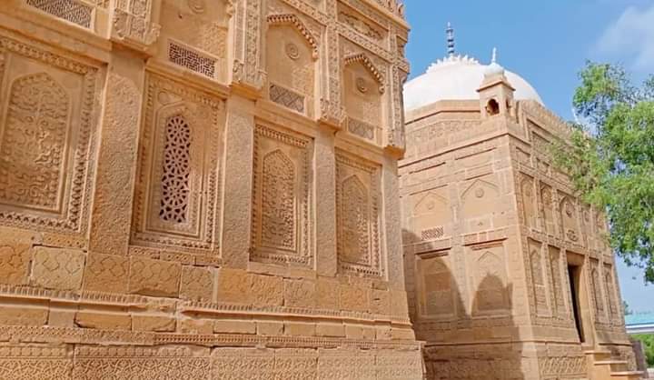 kbsaeedani's tweet photo. تالپوروں کا تاریخی چٹوڑی قبرستان
میر فتح علی مانکانی تالپور اور اس کے بیٹے میر ٹھارو خان تالپور کے خاکی راجھستانی پتھروں سے بنا فن تعمیر کا بھترین نمونہ چبوترے پر بنے ہوئے اس مقبرے کو کاریگروں نے بڑی مہارت سے بنایا ہے یہ پتھر جے پور اور جودھپور سے لایا گیا تھا #chitori https://t.co/Id7jeYVyoD