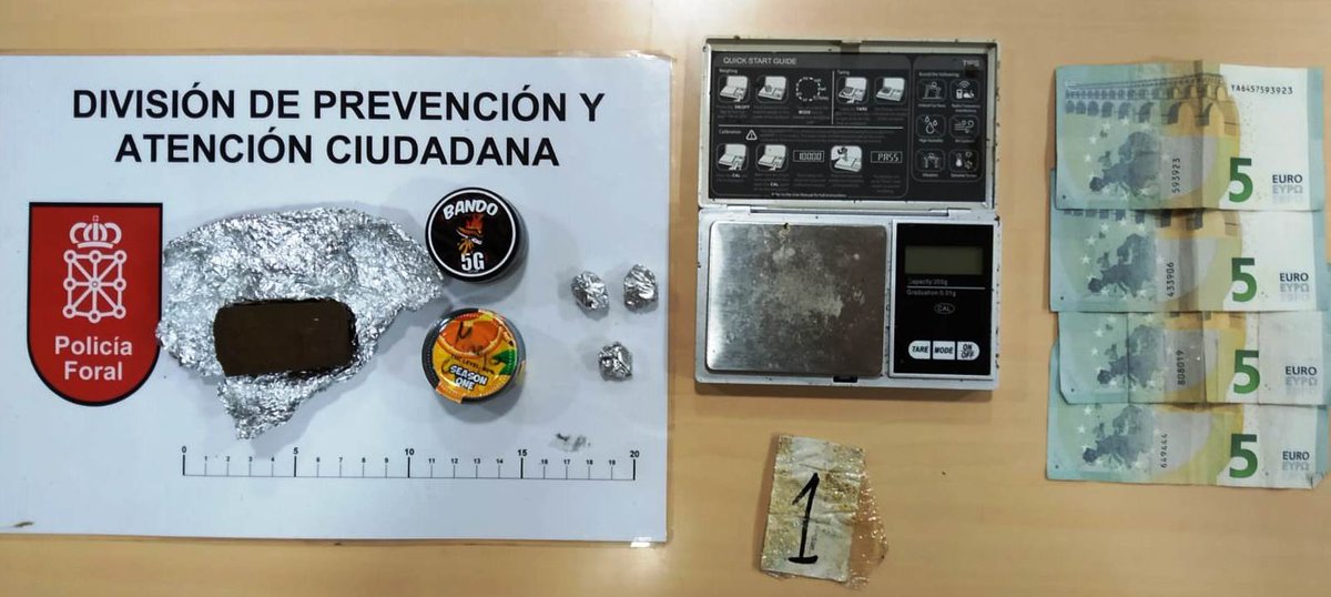 policiaforal_na's tweet photo. 155 detenidos en agosto, van 1.285 este año. El último, un menor en Ansoáin vendiendo hachís a menores...
#policíadereferencia https://t.co/Os3JTxMwOK